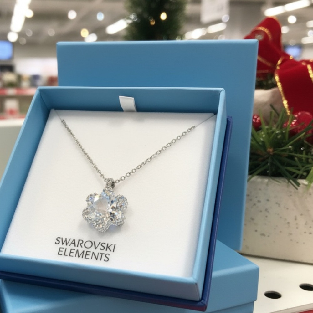 Elegant snow flake crystal Pendant Necklace 
❄️💖
❄️💕